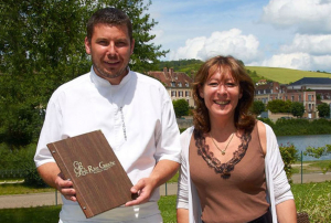 « Une soirée caritative mémorable pour les épicuriens et généreux donateurs à l’occasion des trente ans du « Rive Gauche » de Joigny ! Anne-Claire et Jérôme JOUBERT proposent une soirée à thème, avec le concours de la Fondation GROUPAMA au profit de l’association PRADER WILLI… ».