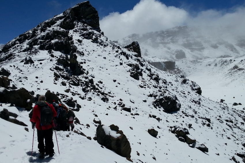 « Le sommet est tout proche et les alpinistes peuvent apprécier la magnificence d’un somptueux paysage africain, loin des habituels clichés. Pour Yann JONDOT et ses compagnons, ce mardi 24 octobre restera l’un des plus beaux jours de leur existence… ».