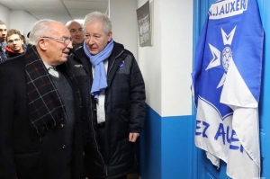 « Une nouvelle page se tourne à l’AJ Auxerre avec le décès de son ancien président, Jean-Claude HAMEL, âgé de 90 ans, qui officia aux responsabilités suprêmes de 1963 à 2009. On doit tout ou presque à ce chef d’entreprise visionnaire qui fit de ce petit poucet du football une référence éternelle parmi l’élite du sport français et européen… En 2019, aux côtés du président Francis GRAILLE, il assistait ému à l’inauguration du salon portant son nom…».