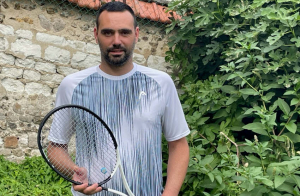 « Et si l’Yonne renforçait son potentiel de vocations en termes de pratiquants de tennis ?! L’initiative du coach et professeur Sébastien JEAN, l’organisation de rendez-vous « TMC » (« Tournois Multi Chance ») depuis deux saisons sur une courte période estivale semble porter ses fruits aux côtés des clubs locaux de Joigny, Migennes et Sens. Un projet qui pourrait gagner en importance dès la saison prochaine… ».