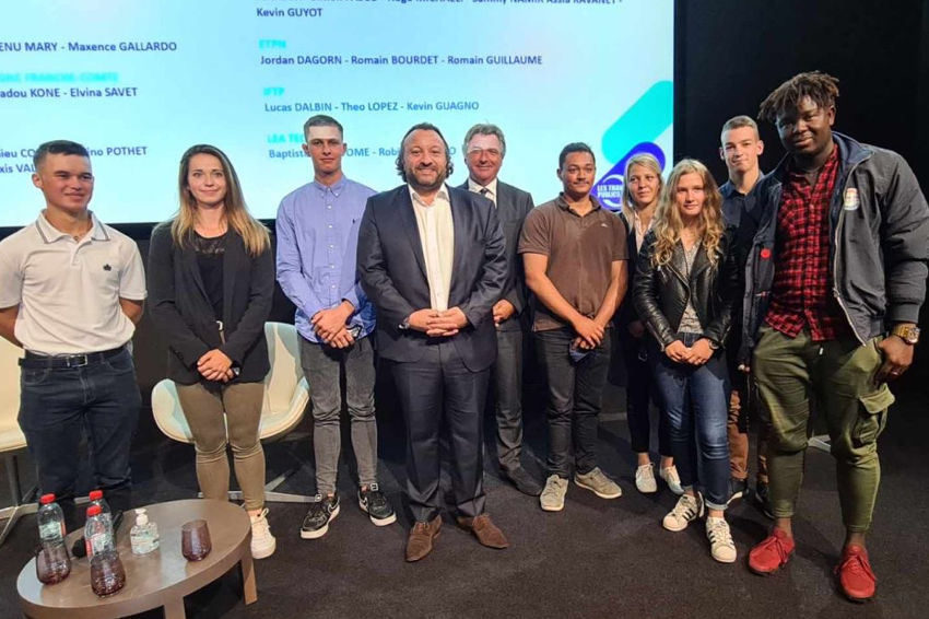 « Remontée des Champs-Elysées et visite de l’Arc de Triomphe pour les huit boursiers d’excellence de l’Ecole des Travaux Publics régionale accueillie à Paris lors du conseil d’administration de la FNPT en compagnie de Vincent MARTIN… ».