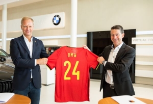 « Pourvus de leur nouveau maillot au flocage automobile, les Diables Rouges de Belgique devront patienter jusqu’au printemps 2021 pour disputer l’Euro où ils seront grandissime favoris… ».