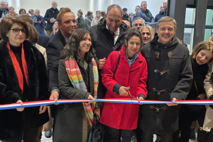 « Il aura fallu patienter deux ans après travaux pour apprécier la nouvelle configuration de la salle Vaulabelle, inaugurée vendredi soir avec le sourire et sans l’ombre d’un discours officiel. Une cérémonie qui fut placée sous le signe de la modernité et de la convivialité, sans tralala oratoire : juste ce qu’il fallait pour honorer le retour de la vieille dame au cœur de la cité auxerroise ! »