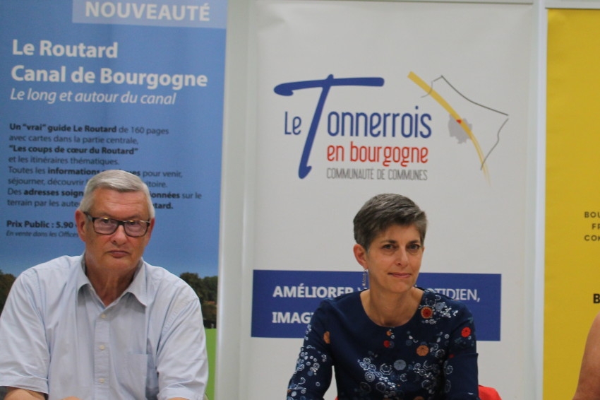 « L’exécutif de la Communauté de communes Le Tonnerrois en Bourgogne, Anne JERUSALEM, présidente, et Régis LHOMME, vice-président en charge du développement économique et du numérique, invitent les entrepreneurs et représentants de collectivités de l’Yonne et de l’Aube le jeudi 11 octobre à 18 heures à une table ronde mettant en exergue l’efficacité du numérique très haut débit par voie hertzienne. Un système ayant déjà fait ses preuves depuis trois ans sur le territoire et dans le Loiret, préconisé par l’opérateur de fibre optique 4G, WE ACCESS… ».