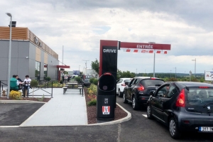 « C’est dans un contexte très particulier, celui de la sortie de crise mais avec des mesures de protection drastiques que s’est ouvert finalement le premier KFC dans l’Yonne, dans la zone commerciale sud de Sens. Si les amateurs de fast-food se pressaient au drive, la seule ombre au tableau reste l’embauche puisque la jauge de cinquante salariés prévus n’a pu être atteinte pour le moment… ».