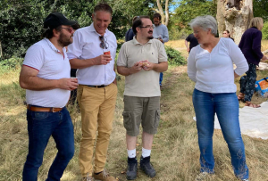 « Balade récréative et retrouvailles intellectuelles pour les représentants des partis souverainistes Debout La France, Les Patriotes et Génération FREXIT de Bourgogne Franche-Comté qui ont gravi le mont Beuvray pour leur rentrée politique ce dimanche…