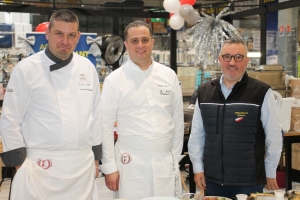 « La vente à emporter permet à bon nombre de restaurateurs de survivre en cette période de disette commerciale. Donner des conseils pédagogiques autour du dressage et de la conservation de ces plats grâce à des contenants en verre constitue la lumineuse idée de plusieurs professionnels de la cuisine qui ont assuré une animation chez METRO. Elle a été très suivie par les restaurateurs…Ici, Jérôme JOUBERT, François HENNARD et Philippe BULANT ».