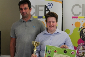 « Le thème de la Coupe du Monde de football a inspiré la jeune Valentine VINCENT, apprentie exerçant son parcours professionnel chez Laurent DUPARCQ à Troyes. Devant un jury composé de pointures de la corporation, elle s’est adjugée la sélection départementale de l’Yonne du concours de Meilleure Apprentie de France dans la catégorie pâtisserie… ».