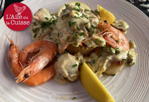 « Une étape gourmande à ne pas négliger en Puisaye : « A Table », un restaurant où le service est aimable et la quiétude des lieux réconfortante. Un de ces établissements à découvrir sans modération ! ».