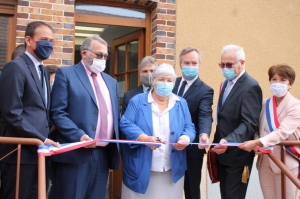 « Sorte de guichet unique où la polyvalence des prestations est reine, la Maison France Services s’inscrit parmi les priorités gouvernementales et de la ministre de la Cohésion des Territoires Jacqueline GOURAULT à développer d’ici 2022. Cette dernière a inauguré l’établissement de Sergines vendredi accompagnée de plusieurs secrétaires d’Etat et de personnalités de l’Yonne… ».