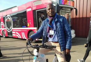 « Les élus adeptes de la petite reine ont été comblés en termes de mobilité révolutionnaire. Ils ont pu tester la dernière trouvaille de la société PRAGMA lors de l’inauguration de la station hydrogène. Histoire d’être dans le vent à l’image du conseiller municipal auxerrois Souleymane KONE ! ».