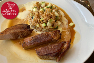 « C’est une bonne petite adresse de bord de route sur le chemin des vacances pour celles et ceux qui s’aventureraient vers les Alpes, l’Italie ou la Suisse, cet été. La cuisine y est goûteuse à l’image de ce plat de viande, le service aimable. Quant aux prix, ils sont très abordables… ».