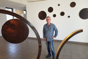 « Associer sculpture et peinture dans une osmose profonde de recherche et de créativité, c’est ce que propose le plasticien, peintre et sculpteur Bruno CLOGNIER jusqu’au 25 juin à l’Espace culturel de Gurgy. Une quête artistique soutenue par l’édile de la commune, Jean-Luc LIVERNEAUX… ».