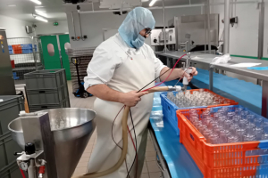 « Séquence embouteillage des soupes pour les membres du Lions Club Auxerre Phoenix, dimanche après-midi, dans l’unité de production des « FESTINS » à Chemilly-sur-Yonne ! Près de 700 bouteilles ont ainsi été manipulées afin de recevoir les délicieux contenus préparés par sept établissements culinaires que les amateurs retrouveront à la vente dès le 10 novembre sur la Foire Saint-Martin, une vente au profit de l’association « Mission Sourire »… ».