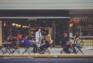 « Plusieurs secteurs d’activités dont l’hôtellerie restauration et les métiers de service sont dans le rouge avant même d’avoir pu commencer à rembourser les prêts garantis par l’Etat… Sombres perspectives à venir ».