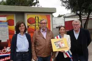 « Le maire de Charny-Orée-de-Puisaye Elodie MENARD coupe le ruban inaugural aux côtés de Jean-Noël LOURY, président du SDEY. Une cérémonie qui s’est déroulée en présence d’Irène EULRIET, conseillère départementale, et Patrick BUTTNER, vice-président du SDEY… ».