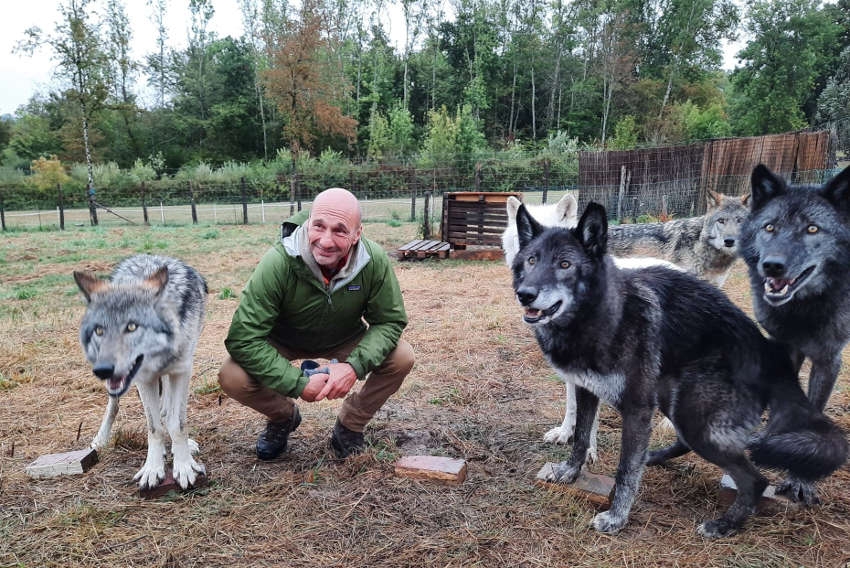 « Au milieu de sa meute, le spécialiste mondial du dressage animalier Pierre CADEAC a donné une conférence sur le loup lors de sa venue le week-end dernier à Toucy. Au-delà de ses prestations cinématographiques avec les plus grands réalisateurs, l’homme sensibilise le public à la disparition des espèces sauvages, fléau de notre époque… ».