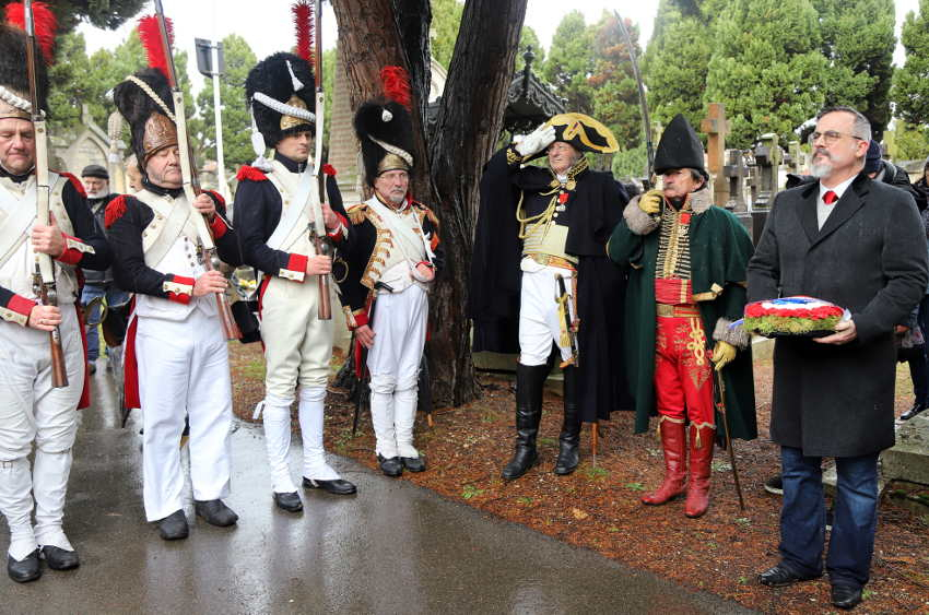  « Que d’eau, que d’eau ! La cérémonie de l’association de reconstitution des souvenirs napoléoniens auxerroise a permis de rendre un bel hommage au capitaine Jean-Roch Coignet, disparu il y a 158 ans. Un Grognard de luxe n’aurait pas manqué ce rendez-vous historique : Guy ROUX. L’évènement est encouragé par la Ville d’Auxerre qui souhaite intégrer le club des « Villes impériales »… ». 