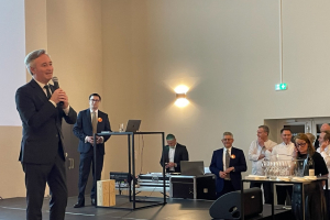 « C’est l’ancien ministre du Commerce et des PME, le sénateur de l’Yonne Jean-Baptiste LEMOYNE qui a ouvert les 15èmes Rencontres de l’association des Traiteurs de France, accueillies deux jours à Auxerre au CIFA et à la salle Vaulabelle auxerroise. Une animation goûteuse autour des recettes finement ciselées par des esthètes en arts culinaires… ».