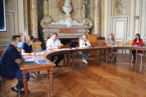 « La mairie de Sens et les porteurs du projet de maison de santé pluridisciplinaire se sont réunis ce lundi 6 juillet pour une présentation. De gauche à droite : Magid AHAKOUN, pharmacien, Eve ROBERT, déléguée départementale de l’ARS, Luc BURSKI, médecin généraliste, Marie-Louise FORT, maire de Sens, Oana COBZARU, médecin généraliste et Bouchra KERKRI, coordinatrice territoriale du Contrat Local de la CAGS. L’emplacement pour la construction de la maison médicale est prévu à l’angle de la rue Alsace-Lorraine et des Promenades des Champs-Plaisants… ».