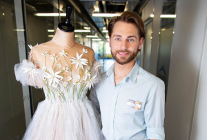 « Le brillant et talentueux Bertrand ROMUALD s’est distingué par deux fois lors du concours des Talents BGE 2022 où il a empoché deux récompenses. Un créateur de mode de haute « couture » ! ».