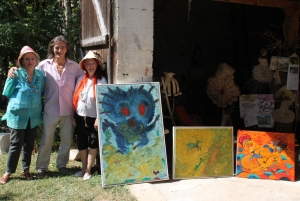 « C’est en compagnie de son épouse Florence que l’artiste peintre Laurent NEVEU (LOL) est venu repérer les lieux si caractéristiques du Donjon de Cravant, cadre de sa prochaine exposition du 08 août au 20 septembre. Un site dont est propriétaire la styliste Colette BECHET… ».