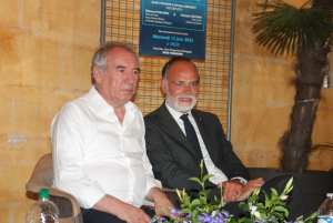 « Devaient se succéder sur l’estrade de l’Hôtel-Dieu lors de cet ultime meeting de la majorité présidentielle : Cédric CLECH, Dorothée MOREAU, Dominique VERIEN, Patrick GENDRAUD, devant une salle chauffée par Alain DROUHIN, en maître de cérémonie. Michèle CROUZET et André VILLIERS, les élus sortants, ont été plébiscités par deux soutiens de poids : Edouard PHILIPPE et François BAYROU…