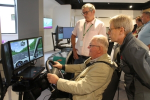 « La semaine de la sécurité à destination des seniors proposée par l’assureur mutualiste régional n’a d’autres objectifs que d’être un révélateur pour les personnes âgées plus enclines aux risques derrière un volant. Grâce à l’achat d’un simulateur et le soutien de tous les acteurs de la sécurité routière, l’opération s’est soldée par un franc succès à la grande satisfaction des représentants de la préfecture, du Conseil départemental, du SDIS et de la Gendarmerie nationale… ».