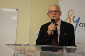 « Le président du Conseil départemental de l’Yonne Patrick GENDRAUD a repris du service, tant politique qu’institutionnel, ce mardi à Saint-Sauveur-en-Puisaye lors de la conférence de presse annuelle sur la rentrée scolaire dans les collèges. En pleine forme, il a rassuré l’auditoire et ses suiveurs sur son état de santé… ».