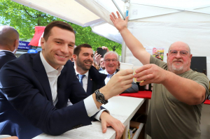 « Il a pu tester sa popularité dans les travées de la foire exposition de Sens tout en goûtant les produits du cru : Jordan BARDELLA plaît indéniablement à la jeunesse. Entre bousculade et séance photographique, le président du Rassemblement National avait le sourire d’un jeune loup aux dents longues. De là à bousculer l’organigramme de la présidentielle de 2027 ? ».