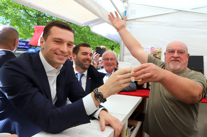 La fête pour les uns, la foire pour les autres : Jordan BARDELLA (RN) jauge sa popularité à la Foire de Sens