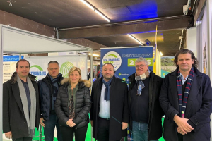 « Présent lors du Salon des Maires de Côte d’Or à Dijon, vendredi, le président de la FRTP BFC Vincent MARTIN a en a profité pour proroger son mandat de trois années supplémentaires avant de disserter avec François REBSAMEN, maire de Dijon…L’Icaunais Baptiste MANSANTI (à gauche) est membre du bureau fédéral ».