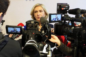 « Comme une rock star, la candidate à la présidentielle 2022 Valérie PECRESSE en visite dans l’Yonne a eu du mal à se frayer un chemin à la mairie de Venoy lors de son point avec la presse… ».