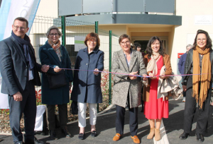 « C’est la première construction de la sorte depuis 2013 à Auxerre : la résidence des « Jardins du Viaduc », nom donné en référence au fameux viaduc/pont de Vallan par DOMANYS, illustre l’engagement dans la transition écologique du bailleur social de l’Yonne. Un édifice de 23 logements et de huit terrains à bâtir à proximité. Soucieux de préserver le lien social et la biodiversité… ».