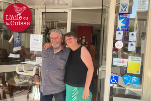 « Ce n’est qu’un au revoir et pas forcément un adieu pour la famille SAUNIER qui clôt en ce mois d’août dix-sept années d’expériences culinaires sublimes, rue du Pont, au célèbre « Rendez-Vous » à Auxerre. Si pour Jean-Pierre, l’heure de la retraite a sonné, il n’en est rien pour sa fille, Claire, que l’on devrait retrouver bientôt investie dans d’autres projets…La surprise du chef ?! ».