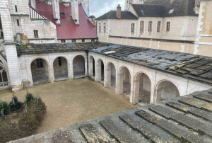 « Le maire-président de l’Auxerrois Crescent MARAULT a accueilli le préfet de Région Fabien SUDRY et le préfet de l’Yonne Henri PREVOST à l’abbaye Saint-Germain. Objectif : solliciter les aides de l’Etat avant de débuter les premières tranches de travaux en 2022 de cet édifice dégradé par l’eau et le gel, recouvert de tôles et de bâches plastifiées… ».