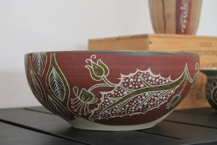 « Jusqu’à la fin avril, la Maison du Tourisme d’Auxerre accueille six artisans des métiers d’art qui présentent une brillante illustration de leur immense talent. Combiner l’artisanat d’art et le tourisme n’oppose aucun antagonisme tant ces deux items sont étroitement liés au développement de l’attractivité de notre territoire auprès des touristes. Mais, aussi des habitants de ce département… ».