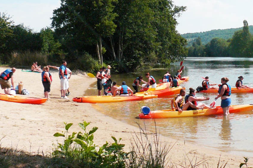 « La pratique du paddle et du vélo complètera l’offre des opportunités sportives déjà existantes au camping des Iles de Saint-Julien-du-Sault dont le canoë-kayak. La construction d’une base d’activités a été confortée par l’appui de la commission permanente de la région Bourgogne Franche-Comté qui aidera la Sarl France AB à hauteur de 5 300 euros… ».