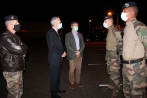 « C’est au centre de formation du SDIS que le préfet de l’Yonne Henri PREVOST et le maire d’Auxerre Crescent MARAULT ont salué le contingent de l’armée de terre, missionné dans le cadre de l’opération Sentinelle. Prévention et sécurisation des lieux névralgiques constitueront la feuille de route de leur engagement… ».