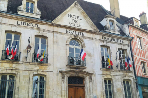 « Cela se bouscule déjà au portillon ou plutôt sur le parvis de l’Hôtel de ville d’Auxerre. Toutes et tous, les potentiels candidats à la succession de l’édile Crescent MARAULT ont déjà cela en tête, en se rasant pour les messieurs chaque matin ou pas devant le miroir de la salle de bains et en se recoiffant pour les dames ! 2026 est encore loin, toutefois. Peut-être serait-il salutaire de gérer les problèmes du quotidien avant d’envisager ceux de l’anticipation électorale ?! ».