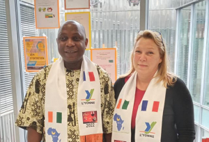 « Dieusmonde TADE, président de Lune d’Afrique Internationale, a dévoilé le lieu du futur festival « Choco Vins » accueilli du 26 au 30 octobre à Auxerre. Directrice de la maison de quartier Rive Droite, Sandrine VONIN a donné son accord pour recevoir la manifestation internationale… ».