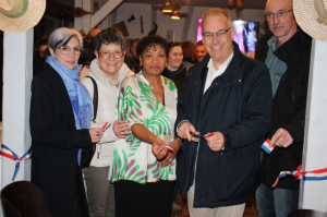 « C’est l’amour qui l’a poussé à venir s’installer dans l’Yonne ! Marie-Sylvianne BLUKER nous le rend bien avec son « Gingembre Rouge », nouvel établissement ouvert depuis peu à Venoy qui mêlera les saveurs de la gastronomie réunionnaise à celles de nos recettes régionales. En évitant que le rhum coule à flot, mille sabords ! ».