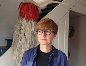 « Elle se situe entre artisanat et artistique : Stéphanie BODIN valorise la laine en la feutrant dans une expérimentation textile dont elle a le secret et surtout le talent…En témoigne cette Vénus de la préhistoire dont elle a magnifié la réalisation… ».