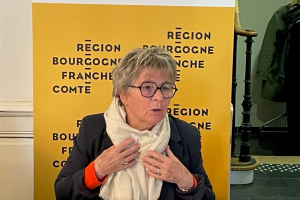 « La présidente de la Région Bourgogne Franche-Comté Marie-Guite DUFAY estime que « l’on a touché le fond » après l’épisode de la censure. « Il est nécessaire que le gouvernement comprenne des éléments de la gauche, de la droite et du centre… ». La culture du compromis et de l’intérêt national, comme unique vecteur de solution, en somme… ».