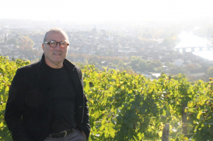 « Il se présente sans étiquette même si ses opinions personnelles se rangent parmi les idées du centre droit : Frédéric VIDAMENT se lance dans les élections municipales à Joigny où il entend bien jouer les trublions afin de devenir la surprise inattendue au soir des deux tours de scrutin… ».