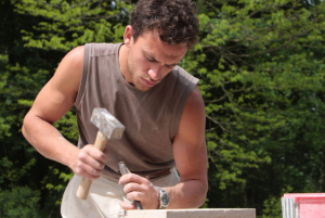 « A l’instar des Compagnons du Devoir qui perpétuent la tradition de manière ancestrale, la transmission orale se traduit aussi par le savoir-faire et la dextérité professionnelle à partager… ».