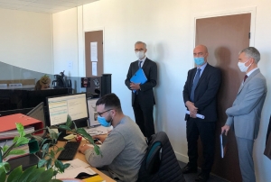 « Une enfilade de bureaux vides, une atmosphère silencieuse et étrange, une absence de convivialité et de vie : le siège de GROUPAMA Yonne ne bruisse plus de ses mille sonorités journalières. L’assureur mutualiste applique le télétravail. Sans y perdre au change au niveau de sa productivité et de la qualité de ses services…comme l’a expliqué Jacques BLANCHOT au préfet Henri PREVOST… ».