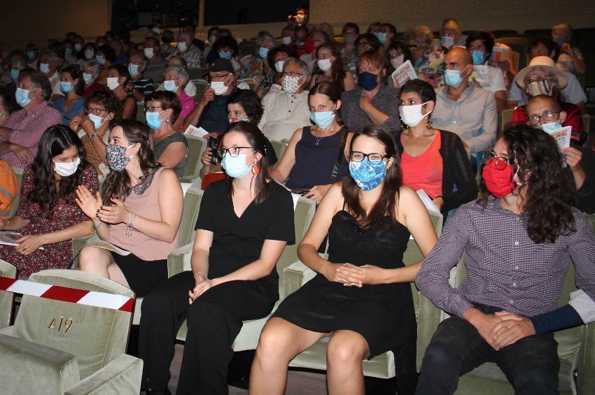 « L’ensemble des syndicats du spectacle vivant appellent à une mobilisation générale le jeudi 04 mars pour que soient prises rapidement des décisions fermes afin de défendre ce bien commun que représente la culture. Spectateurs (notre photo), artistes et techniciens sont appelés à se mobiliser devant le théâtre d’Auxerre dans le respect des gestes barrières pour faire entendre leurs voix… ».