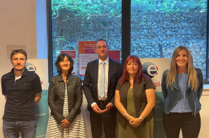 « C’est un véritable travail introspectif, à la limite de la psychologie et se basant sur l’analyse de ses expériences qui est demandé au candidat à la VAE. Depuis vingt ans, 500 000 Français en ont bénéficié pour mieux se vendre et progresser dans le milieu professionnel. Pourquoi pas vous ? ».