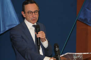 « Long plaidoyer du ministre de l’Intérieur Bruno RETAILLEAU devant près de 400 militants, réunis à Venoy, en campagne interne pour les élections à la présidence des Républicains, en faveur du redressement de la France. « Il faudra rompre avec les vieilles luttes socialistes et moderniser le pays en valorisant le travail et la méritocratie… ». Une intervention de plus d’une heure largement applaudie par l’auditoire… ».